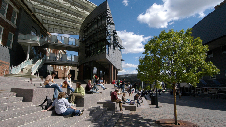 圖片: CINCINNATI_students_on_campus