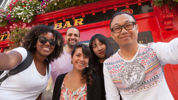 圖片: EC_Dublin_student_group_selfie_Temple_Bar_.jpg