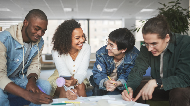 圖片: nothern_lights_college_students